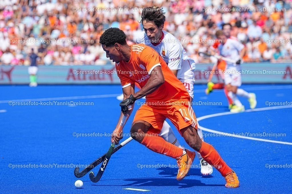 xydrx09082502047 | 09.08.2025, xydrx, Herren EuroHockey Championship 2025, Gruppenphase, Gruppe a, Niederlande - Spanien, Sparkassenpark Mönchengladbach: Terrance Pieters (NED #11) im Zweikampf gegen Borja Lacalle (ESP #21)