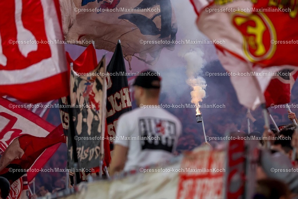 F9527022601162 | 27.02.2026, Fußball, Fortuna Düsseldorf - VfL Bochum, 2. Fußball Bundesliga, Merkur Spiel-Arena, Saison 2025 2026: Fans auf der Tribüne zünden Pyrotechnik DFB regulations prohibit any use of photographs as image sequences and or quasi-video.