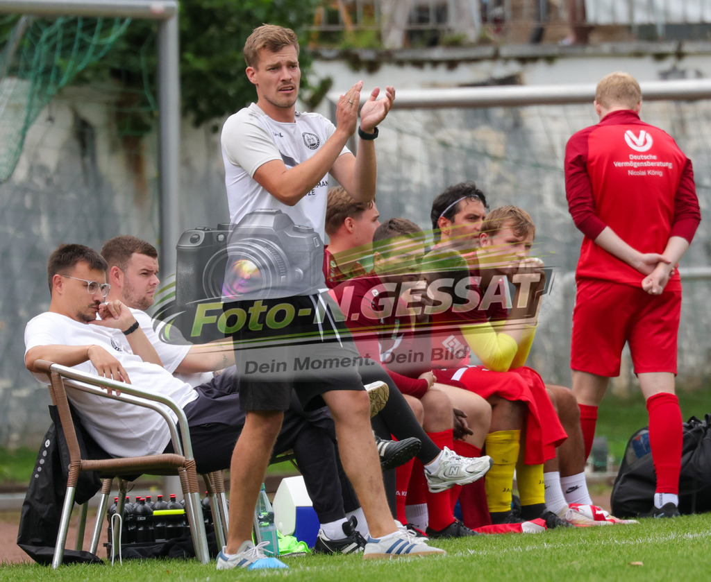 Bünder SV - VfL Holsen | Auf dem Bild zu sehen: Bünder SV Trainer: Timo Westerbeck  Bünder SV, VfL Holsen, Saison 26/27, Kreisliga A, Bünde, Deutschland - Realisiert mit Pictrs.com