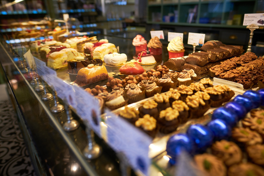 Gerstner K.u.K. Hofzuckerbäcker | WIen, Austria - August 20, 2021; Gerstner K.u.K. Hofzuckerbäcker; Torten und Pralinenauswahl. - Realisiert mit Pictrs.com