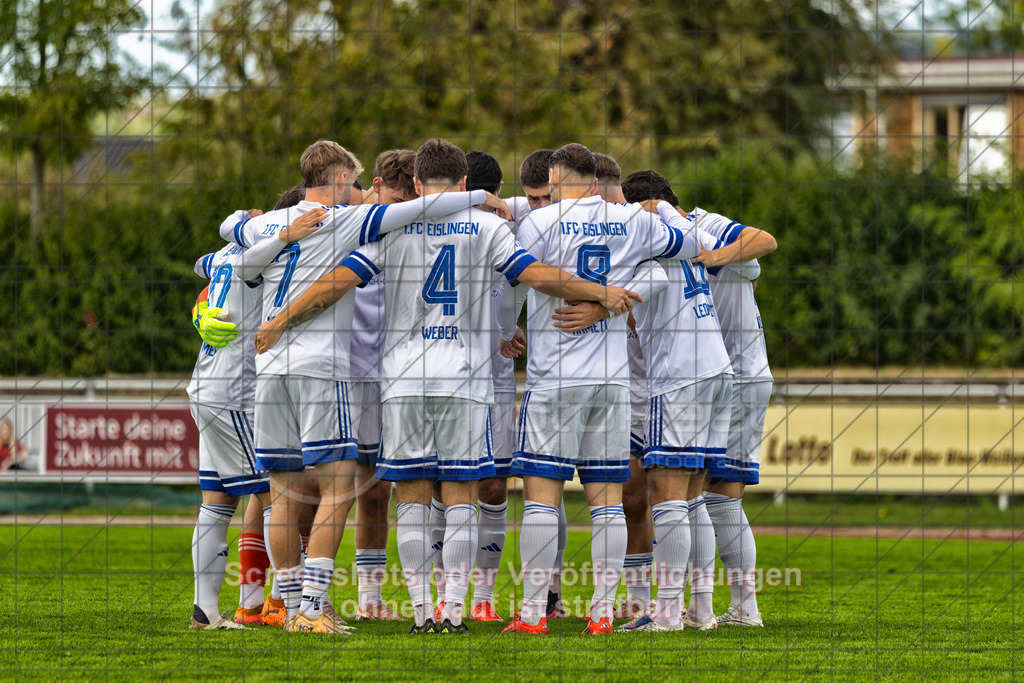20261010_152904_0674-Bearbeitet_(c)_by_PhotoPeet | #,1.FC Eislingen (weiß) vs. TSV Bernhausen (lila), Fussball, Landesliga 2 - wfv, 11. Spieltag, Saison 2026/2027, Rasenplatz, Eichbachstation, Haldenstraße, 73054 Eislingen, 10.10.2026 - 15:30 Uhr,Foto: PhotoPeet / Sport- &amp; Eventfotografie / Peter Harich