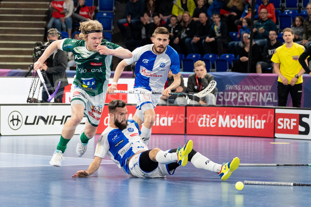 SV Wiler-Ersigen vs GC Unihockey - 23. April 2022 | SV Wiler-Ersigen vs GC Unihockey
Stimo Arena, Kloten
#91 Joonas Pylsy (SV Wiler-Ersigen), #25 Christoph Meier (GC Unihockey) und #21 Paolo Riedi (GC Unihockey).
Bild: Sportfotografie Markus Aeschimann | www.markus-aeschimann.ch - Realisiert mit Pictrs.com