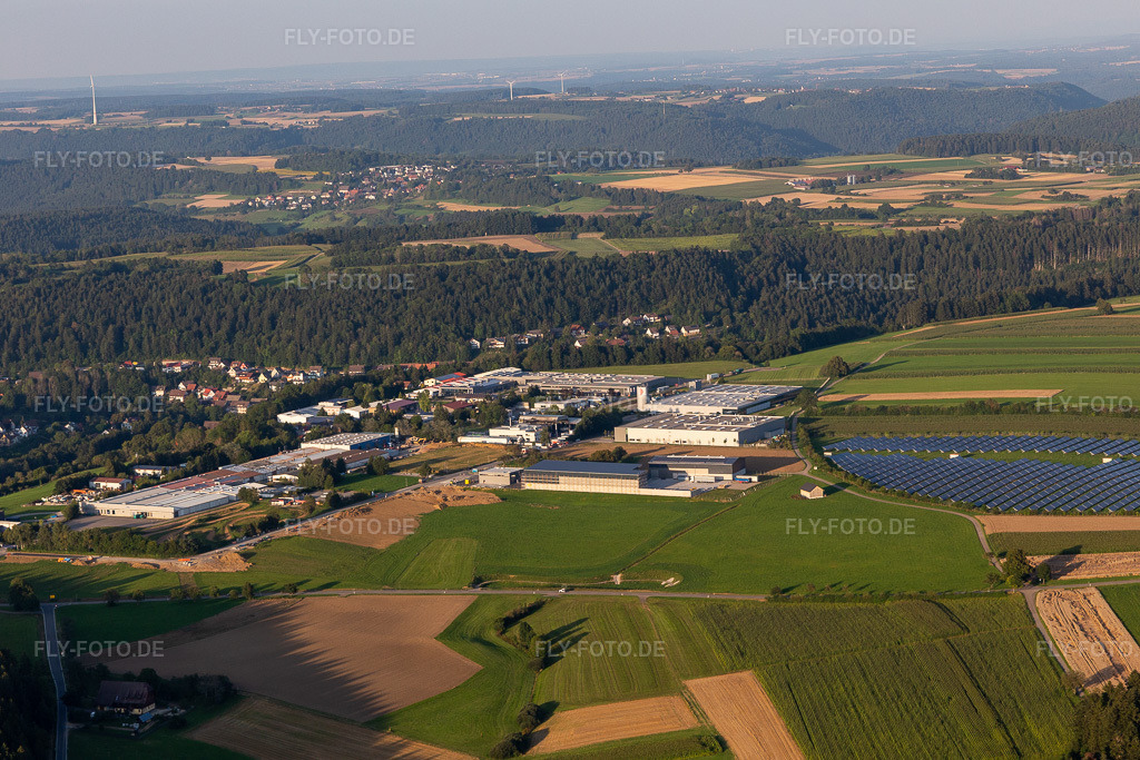 Luftbild: Industrie- und Gewerbegebiet entlang der Hummelbühlstraße in Betzweiler im Ortsteil Betzweiler in Loßburg im Bundesland Baden-Württemberg in Deutschland. Foto: IMG_128536.jpg vom 25.08.2021 durch Werner Riehm/FLY-FOTO.de