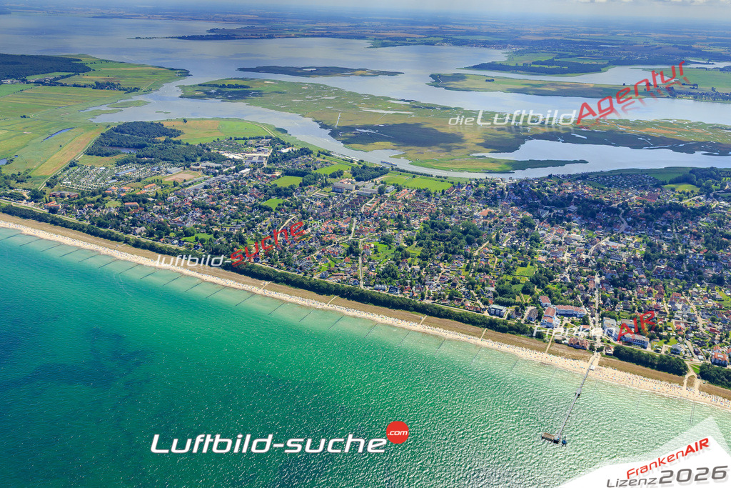 Die Luftaufnahme der Stadt Zingst wurde vom UL-Flugzeug heraus erstellt ( keine Drohne )- hohe Auflösung für beste Qualität