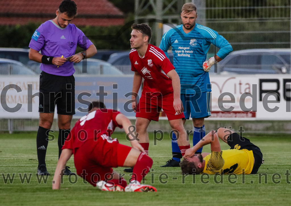 2023-09-07_061_FC_Finsing_gegen_FC_Moosinning_II | Finsing, Deutschland, 07.09.2023:
Fußball, Kreisliga 2023 / 2024, 8. Spieltag, FC Finsing gegen FC Moosinning II, Endergebnis: 3:0

Schiedsrichter Noar Aliu, Andre Huber (FC Finsing, #9), Patrick Forchhammer (FC Finsing, #13)

Foto: Christian Riedel / fotografie-riedel.net