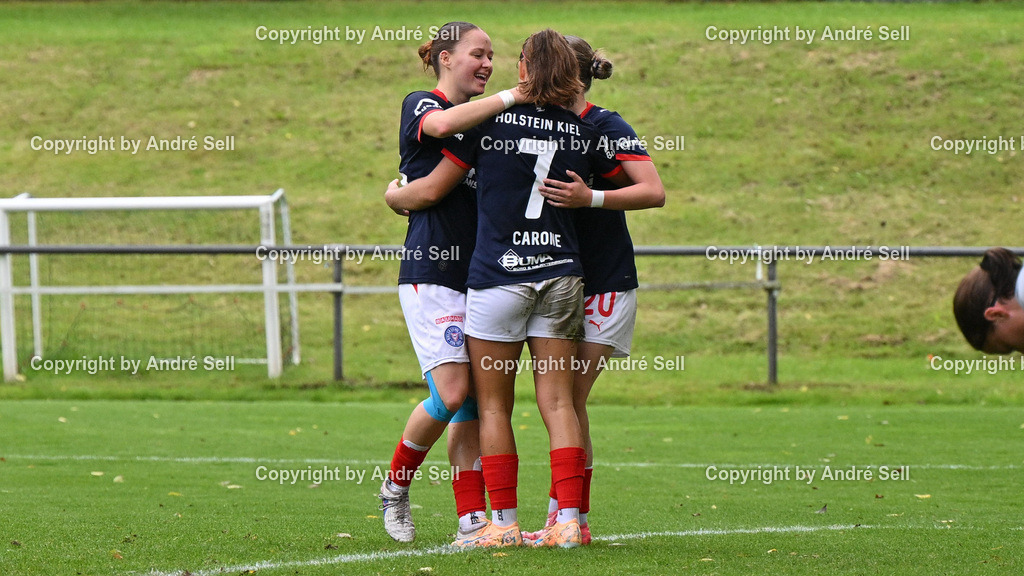 Holstein Kiel vs VfL Wolfsburg II | Kira Hasse (Holstein #24 erzielte gerade das 2-1) &amp; Samanta Carone (Holstein #7) &amp; Lisann Petersen (Holstein #20) / Fußball-Regionalliga Nord Frauen 2026/2027 / Holstein Kiel vs VfL Wolfsburg II / Waldwiese / Kiel / 13.09.26 - Realisiert mit Pictrs.com