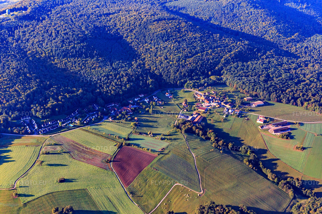 Vue aérienne: Quartier de Pfaffenbronn et quartier des Châtaigniers à Lembach dans le département Bas Rhin, France.Photo: IMG_138929.jpg prise le 24/09/2023 par Werner Riehm/FLY-FOTO.euRésolution de l'original: 5472 x 3648 px