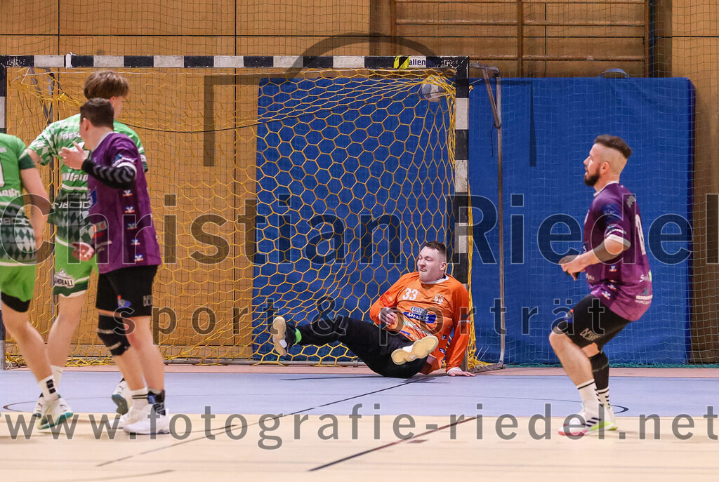 2025-03-15_083_SpVgg_Altenerding_gegen_TSV_Schleissheim | Erding, Deutschland, 15.03.2025:Handball, Bezirksoberliga Männer 2024 / 2025, 18. Spieltag, SpVgg Altenerding gegen TSV Schleißheim, Endergebnis: 32:27Torwart Ferdinand Mayer (SpVgg Altenerding, #33), Sebastian Forster (SpVgg Altenerding, #13)Foto: Christian Riedel / fotografie-riedel.net