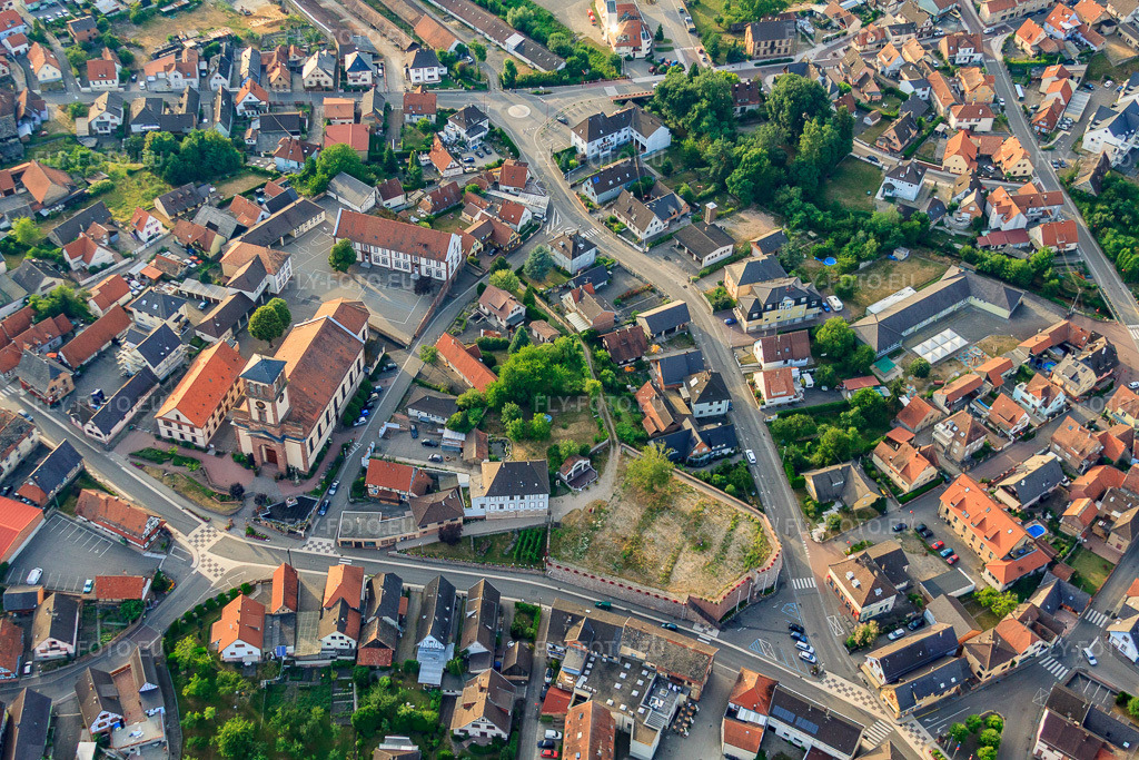 Vue aérienne: Centre-ville Grand Rue avec l'Ecole Elémentaire Louis Cazeaux et l'Eglise Saint-Michel à Soufflenheim dans le département Bas Rhin, France – .Photo: IMG_30559.jpg prise le 09/07/2010 par Werner Riehm/FLY-FOTO.eu – Résolution de l'original: 4752 x 3168 px