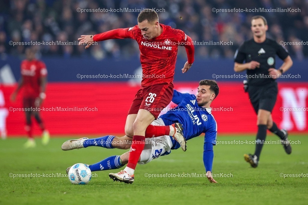 Schalke29112401096 | 29.11.2024, Fußball, FC Schalke 04 - 1. FC Kaiserslautern, 2. Fußball Bundesliga, Veltins-Arena Gelsenkirchen, Saison 2024 2025: Zweikampf Filip Kaloc (FCK #26) gegen Mehmet Aydın (S04 #23)DFB regulations prohibit any use of photographs as image sequences and or quasi-video.