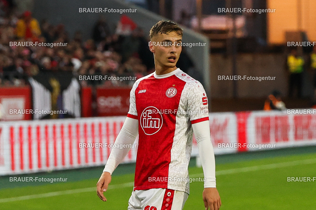 Rot-Weiss Essen - 1.Fc Schweinfurt | Essen, Deutschland, 02.11.2025 Marvin Obuz  (Rot-Weiss Essen) schaut während des 3.Liga Spiels zwischen  Rot-Weiss Essen und 1.Fc Schweinfurt am 02.11.2025 im Stadion an der Hafenstraße in Essen. (Foto von Timo Bluhmki-Schmidt/Brauer Fotoagentur