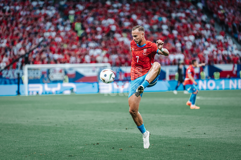 Fußball | Herren | UEFA-Fußball-Europameisterschaft 2024 | Gruppe F | Tschechien vs. Türkei | 26.06.2024 | Antonin Barak (#7, Tschechien) nimmt den Ball an