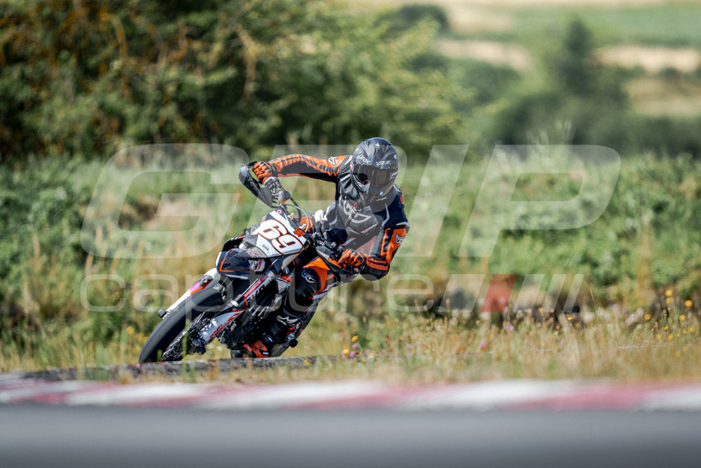 SuperMoto_Staatsmeisterschaft_Fuglau-552 | GRIPcapture steht für authentische Sportfotografie in Österreich – für Momente, die mehr sind als Geschwindigkeit oder Ergebnis. Es geht um Emotion, Spannung, Fokus und den Augenblick, der oft nur einen Wimpernschlag dauert.Ob Motorsport, Teamsport oder 