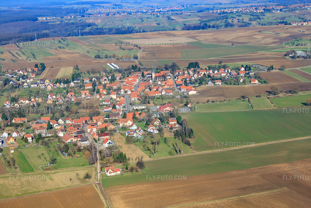 Aerial view: View of the town in Kutzenhausen in the state Bas-Rhin, France. – Photo: IMG_37440.jpg taken on 02/07/2011 by Werner Riehm/FLY-FOTO.com – Resolution of the original: 4752 x 3168 px