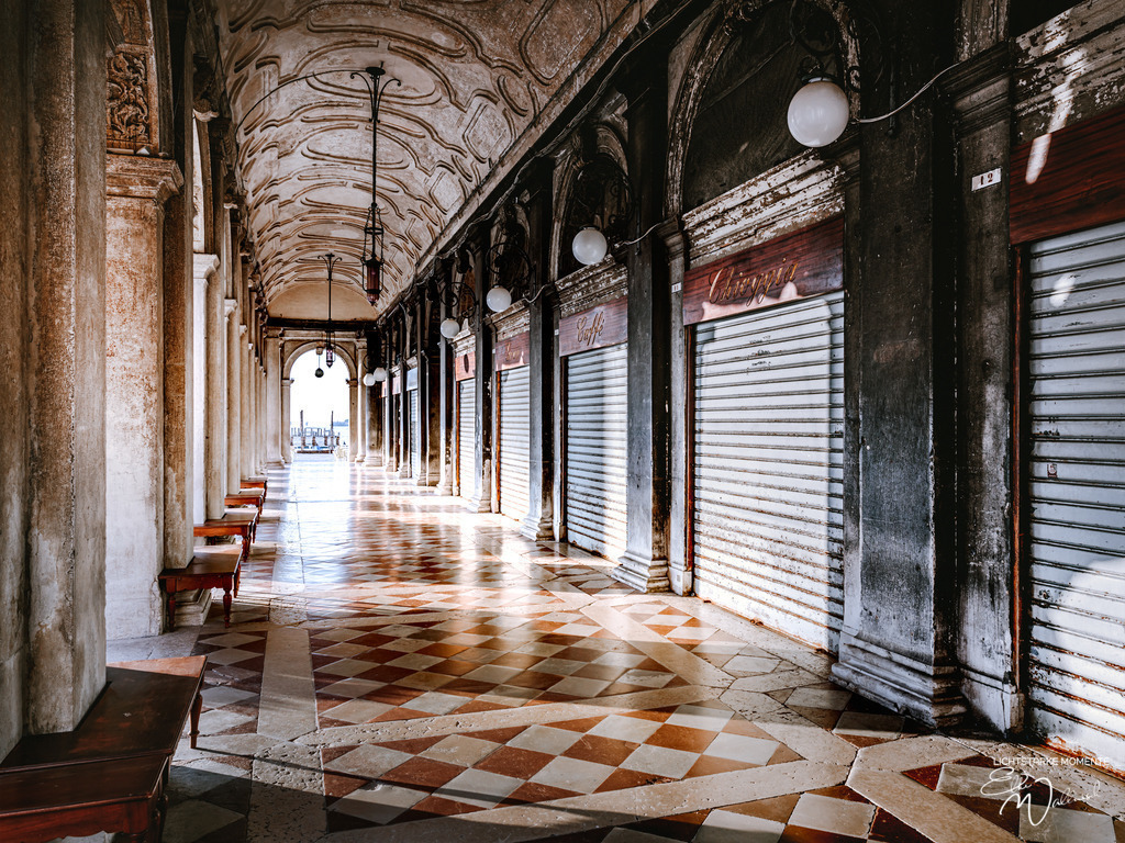 20220309-074339 ITALIEN-Venedig _019-1 Kopie | Herzlich willkommen auf meiner Seite! Ich bin Elke Wallnisch, Deine Fotografin für lichtstarke Momente. Der Name steht für alles, was mich mit der Fotografie verbindet: Das Licht und seine machtvolle Wirkung auf eine Situation oder unsere Stimmung - Realisiert mit Pictrs.com