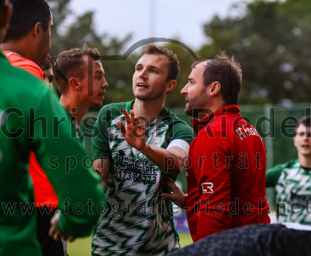 2023-07-25_116_SpVgg_Neuching_gegen_FC_Finsing | Neuching, Deutschland, 25.07.2023:
Fußball, A-Klasse 2023 / 2024, Toto Pokal, SpVgg Neuching gegen FC Finsing, Endergebnis: 2:4

Manuel Fellermair (SpVgg Neuching, #14), Mathias Haberthaler (SpVgg Neuching, #17), Trainer Thomas Bonnet (FC Finsing)

Foto: Christian Riedel / fotografie-riedel.net