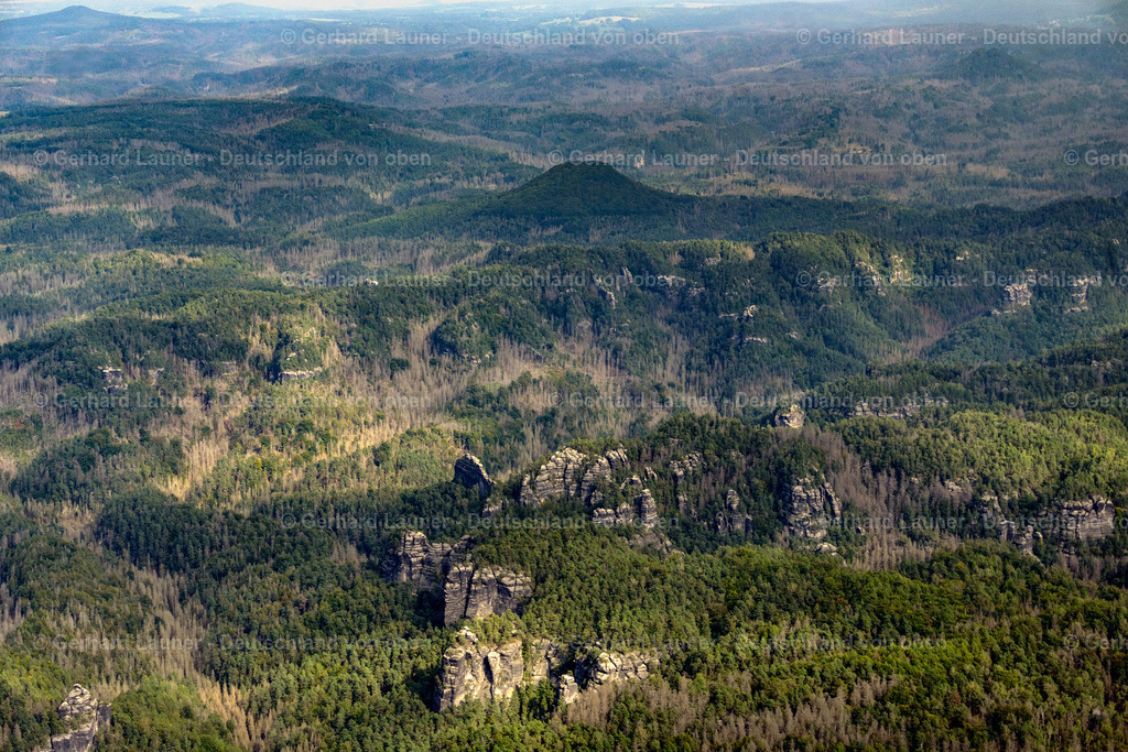 4060653 | BAD SCHANDAU 07.09.2021 Felsen- Massiv und Gesteinsformation Carolafelsen in Bad Schandau Elbsandsteingebirge im Bundesland Sachsen, Deutschland. // Rock massif and rock formation Carolafelsen in Bad Schandau Elbe Sandstone Mountains in the state Saxony, Germany. Foto: Gerhard Launer