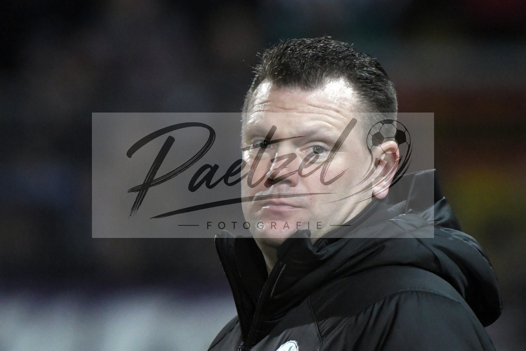 20200129_OSNSVS_0022JPG | Fußball, Herren: Trainer Uwe Koschinat (SV Sandhausen) schaut beim Spiel der 2. Bundesliga zwischen VfL Osnabrück vs. SV Sandhausen am 29.01.2020 im Stadion an der Bremer Brücke in Osnabrück, Deutschland.(Foto von Nico Paetzel) - Realisiert mit Pictrs.com