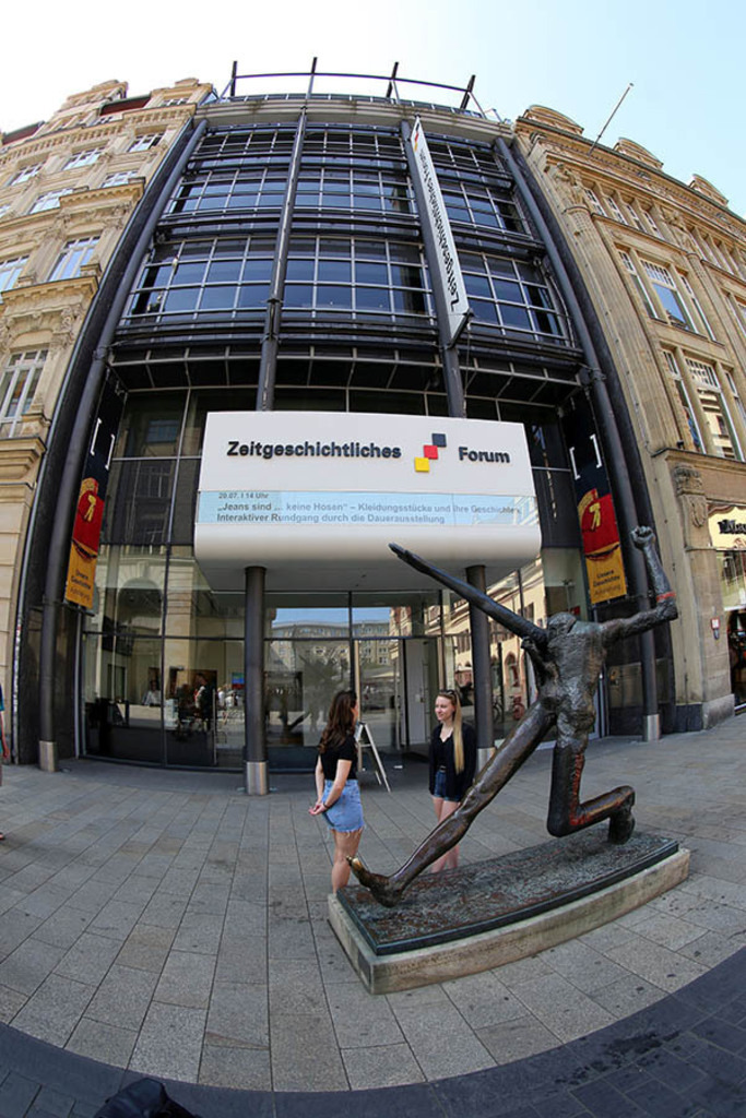 Zeitgeschichtliches Forum Leipzig und Jahrhundertschritt | Entdecke über 20 Kategorien Leipzig-Motive: Foto-Downloads, hochwertige Poster, Leinwand- & Fine-Art-Prints. Jetzt Lieblingsfoto im Bildlexikon Leipzig Shop bestellen!