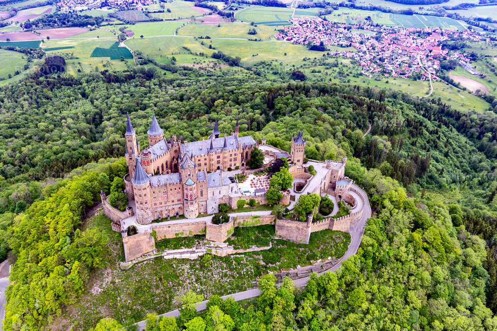 Luftbild: Burg Hohenzollern im Ortsteil Zimmern in Bisingen im Bundesland Baden-Württemberg in Deutschland. Foto: IMG_114685.jpg vom 31.05.2019 durch Werner Riehm/FLY-FOTO.de