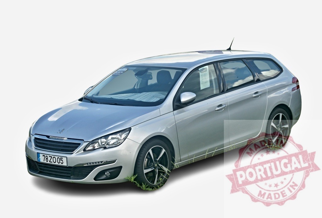 Silver Peugeot 308 SW station wagon parked on green grass | Modern silver Peugeot 308 SW station wagon parked on green grass against white background - Realisiert mit Pictrs.com