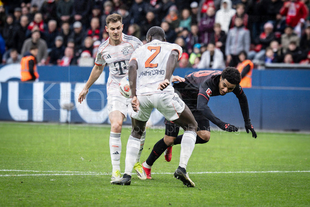 German Bundesliga, Bayer 04 Leverkusen vs. FC Bayern München, 14.03.2026 | LEVERKUSEN, GERMANY - MARCH 14:  Malik Tillman (Bayer 04 Leverkusen, 10) tackled by Josip Stanisic (FC Bayern Muenchen, 44) and Dayot Upamecano (FC Bayern Muenchen, 2) during the German Bundesliga match on gameday 26 between Bayer 04 Leverkusen vs. FC Bayern München at BayArena on March 14, 2026 in Leverkusen, Germany. DFL REGULATIONS PROHIBIT ANY USE OF PHOTOGRAPHS AS IMAGE SEQUENCES AND/OR QUASI-VIDEO.