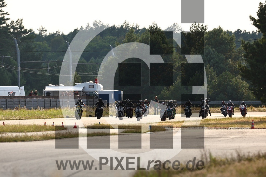 start-20240803_05317 | Schöne Erinnerungen an spannende Momente - das festzuhalten ist unser Job. PIXELrace.de ist seit 2003 auf den Rennstrecken Europas unterwegs um die Action draußen beim Fahren und die wunderbare Stimmung imm Fahrerlager für euch einzufangen.