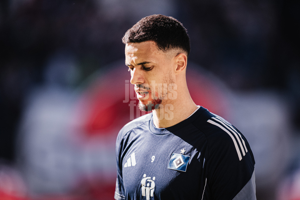Fußball | Männer | Saison 2025/2026 | 1. Fußball-Bundesliga | 28. Spieltag | Hamburger SV vs. FC Augsburg | 04.04.2026 | Robert Glatzel (#9, HSV) vor dem Spiel