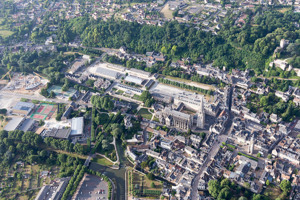 Aerial view: View of the town in Vendôme in the state Loir et Cher, France. – Photo: IMG_101101.jpg taken on 06/24/2017 by Werner Riehm/FLY-FOTO.com – Resolution of the original: 5472 x 3648 px