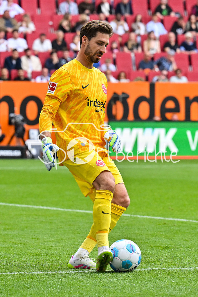 FC Augsburg - SG Eintracht Frankfurt | am Ball Kevin TRAPP (Eintracht Frankfurt 1) / Einzelfoto / Freisteller / Bundesliga: FC Augsburg - Eintracht Frankfurt, WWK Arena am 20.04.2025