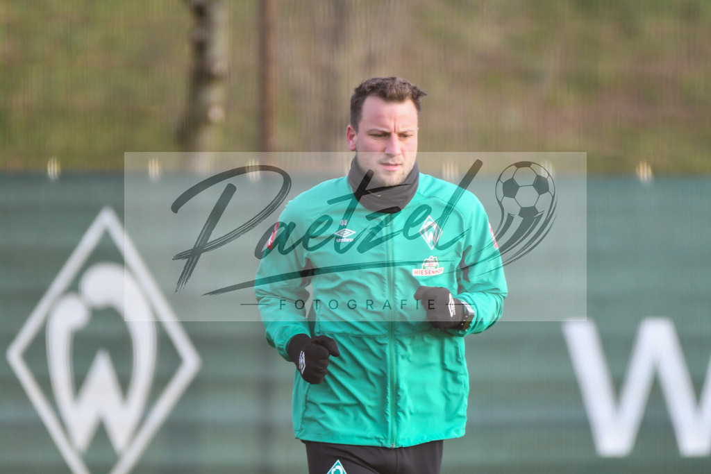 20200212_TRASVW_0016 | Fussball, Herren: Philipp Bargfrede (Werder Bremen) schaut waehrend der Trainingseinheit des SV Werder Bremen auf dem wohninvest Weserstadion Trainingsplatz am 12.02.2020 in Bremen, Deutschland. - Realisiert mit Pictrs.com