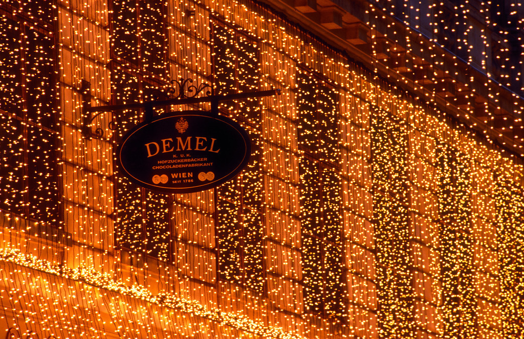 Café Demel zur Weihnachtszeit | Wien, Austria - December 21, 2020: Café Demel zur Weihnachtszeit. - Realisiert mit Pictrs.com