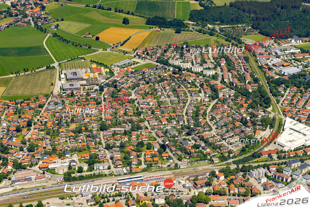 Das Luftbild der Stadt Holzkirchen wurde 2022 vom Flugzeug heraus erstellt (keine Drohnen-Aufnahmen) Aufnahmehöhe ca.450 Meter- hohe Bildauflösung und Druck-Qualität. Garantiert!