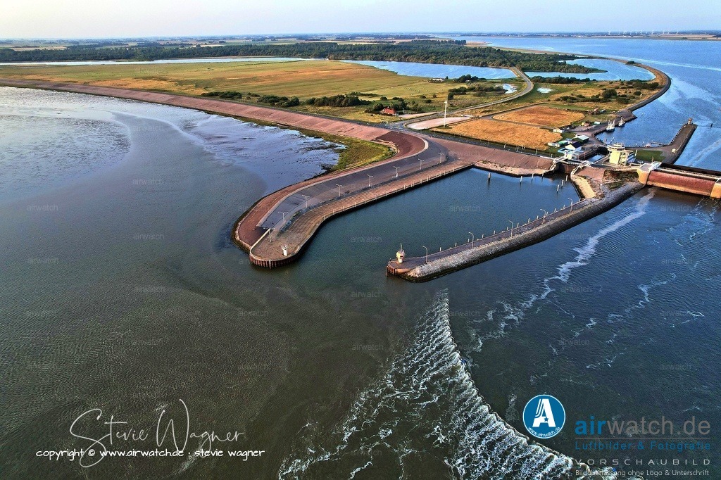 Das Eider-Sperrwerk - Luftbild | Über dem Tunnel verläuft ein Fußgängerweg mit Aussicht auf die Nordsee und die Eider. Zudem befindet sich eine 75 Meter lange Schleuse für den Schiffsverkehr.