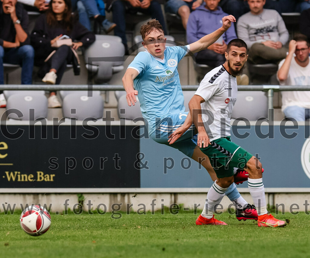 2023-07-28_060_FC_Schwaig_gegen_TSV_1860_Rosenheim | Oberding, Deutschland, 28.07.2023:
Fußball, Landesliga Südost 2023 / 2024, 3. Spieltag, FC Schwaig gegen TSV 1860 Rosenheim, Endergebnis: 1:1

Liam Markulin (TSV 1860 Rosenheim, #27), Mirza Idrizovic (FC Schwaig, #25)

Foto: Christian Riedel / fotografie-riedel.net