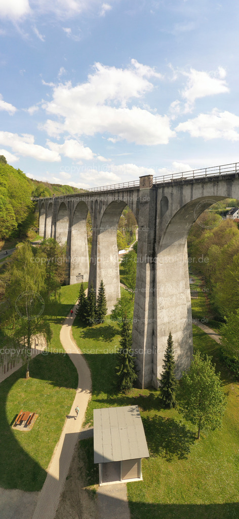 Luftbild zeigt Viadukt in Willingen in ungewöhnlicher Perspektive | Das Viadukt ist ein Wahrzeichen der Gemeinde Willingen Upland. Eine Drohne erstellte dieses Bild in der Luft. Willingen ist ein beliebter Urlaubsort im Sauerland.