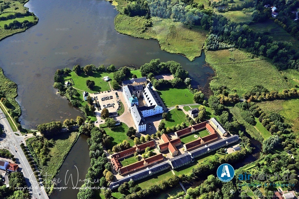Luftbilder Ostseefjord Schlei, Schloss Gottorf, Anflug Osten | Schloss Gottorf in Schleswig: Nach der Niederlage Gottorfs im Großen Nordischen Krieg besetzte Dänemark 1713 das Herzogtum Schleswig, und das Schloss wurde bis 1848 von dänischen Statthaltern verwaltet. Nach dem Krieg zwischen Dänemark und den Herzogtümern Schleswig und Holstein 1848 diente es als dänische und später als preußische Kaserne.