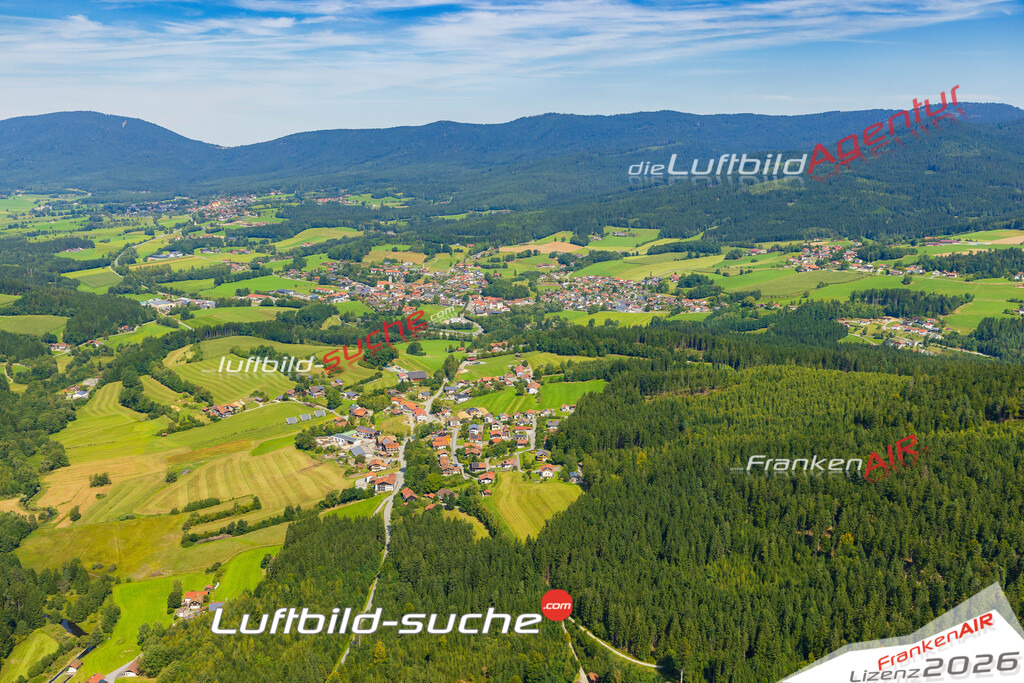 Klassische Luftaufnahme ohne Drohne zeigt:Grafenried bei Drachselsried - Die Luftbildaufnahme wurde 2025 vom UL-Flugzeug heraus erstellt ( keine Drohne ) - Hochauflösende Luftaufnahme -Nicht vergleichbar mit Google Maps oder Satelittenbilder- Die Geschenkidee !Mit Lizenz und Bildrechte bestellbar