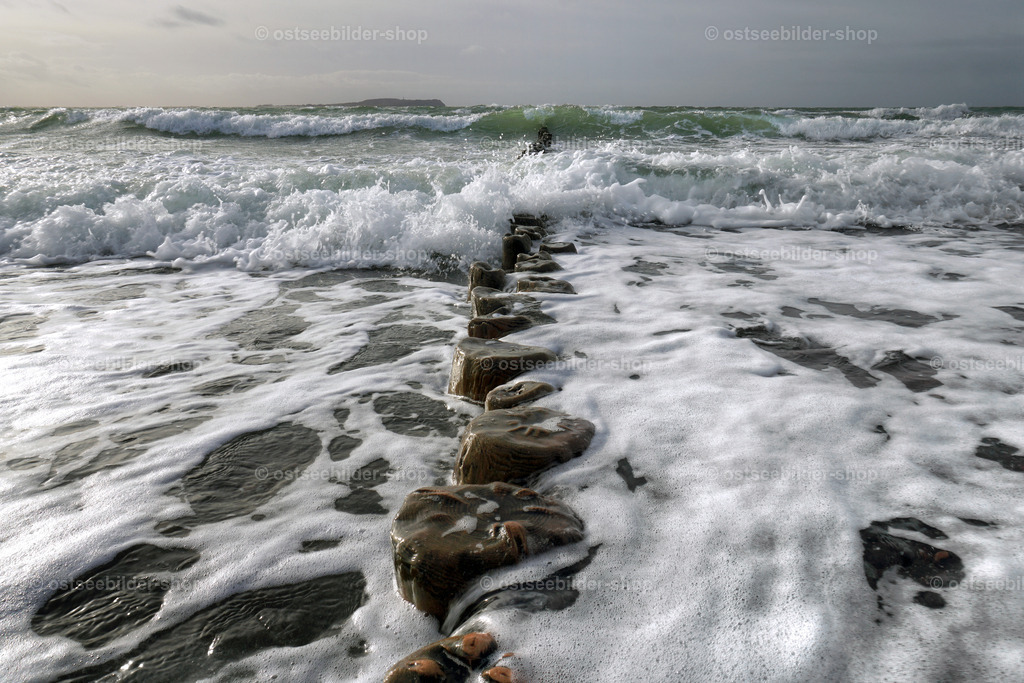 Buhne in der Brandung | Ein Wellenbrecher versinkt bei Sturm in der Brandung.