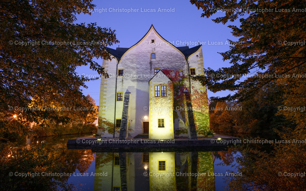 Wasserschloss Klaffenbach mit Spiegelung | bildkomponist - Realisiert mit Pictrs.com