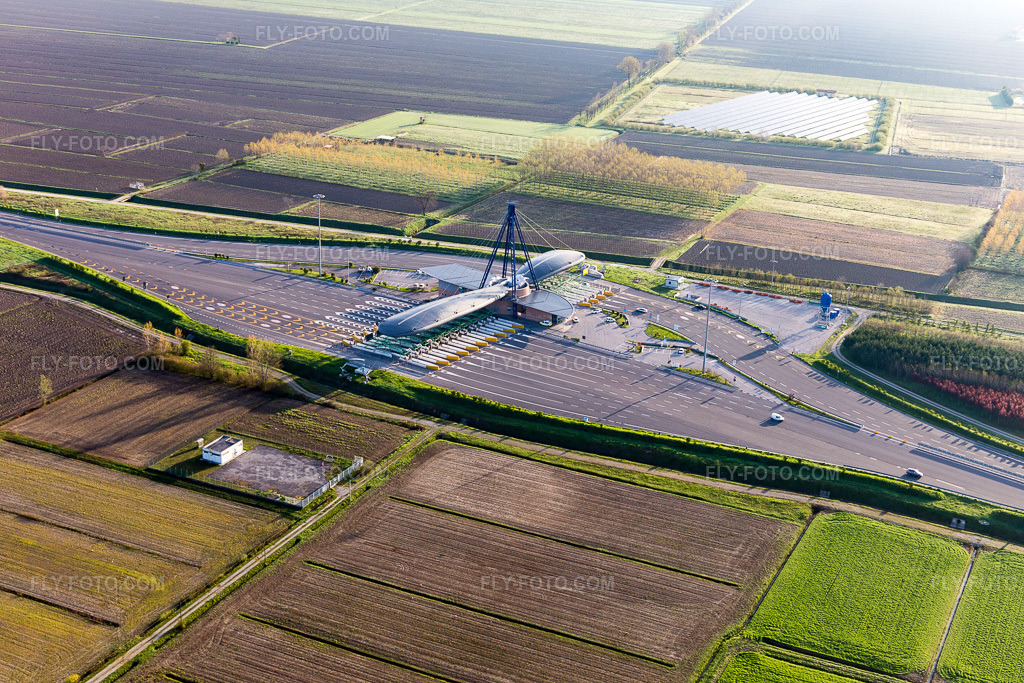 Aerial view: A4 motorway toll station and payment point (Punto Blu) in Ronchis in the state Udine, Italy. – Photo: IMG_105674.jpg taken on 04/08/2018 by Werner Riehm/FLY-FOTO.com – Resolution of the original: 5472 x 3648 px