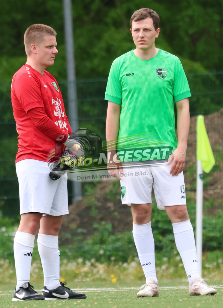 SC Bünde - SV Oetinghausen | Auf dem Bild zu sehen: weiß SC Bünde v.l.: Christian Wetter-Blöbaum, Sebastian Quest   SC Bünde, SV Oetinghausen, Saison 25/26, Bezirksliga, Hunnebrock, Deutschland - Realisiert mit Pictrs.com