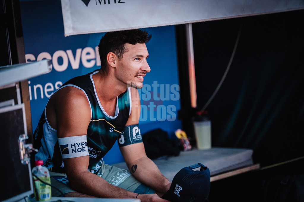 Beachvolleyball | Männer | Allianz German Beach Tour 2025 | Tourstop München | 04.07.2025 | Mathias Seiser auf der Bank kurz vor dem Einlauf