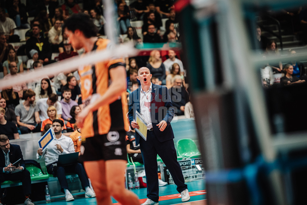 Volleyball | Herren | Saison 2025/2026 | Volleyball Ligacup | Finale | SVG Lüneburg vs. Berlin Recycling Volleys | 12.10.2024 | Trainer Joel Banks (BERLIN RECYCLING Volleys)