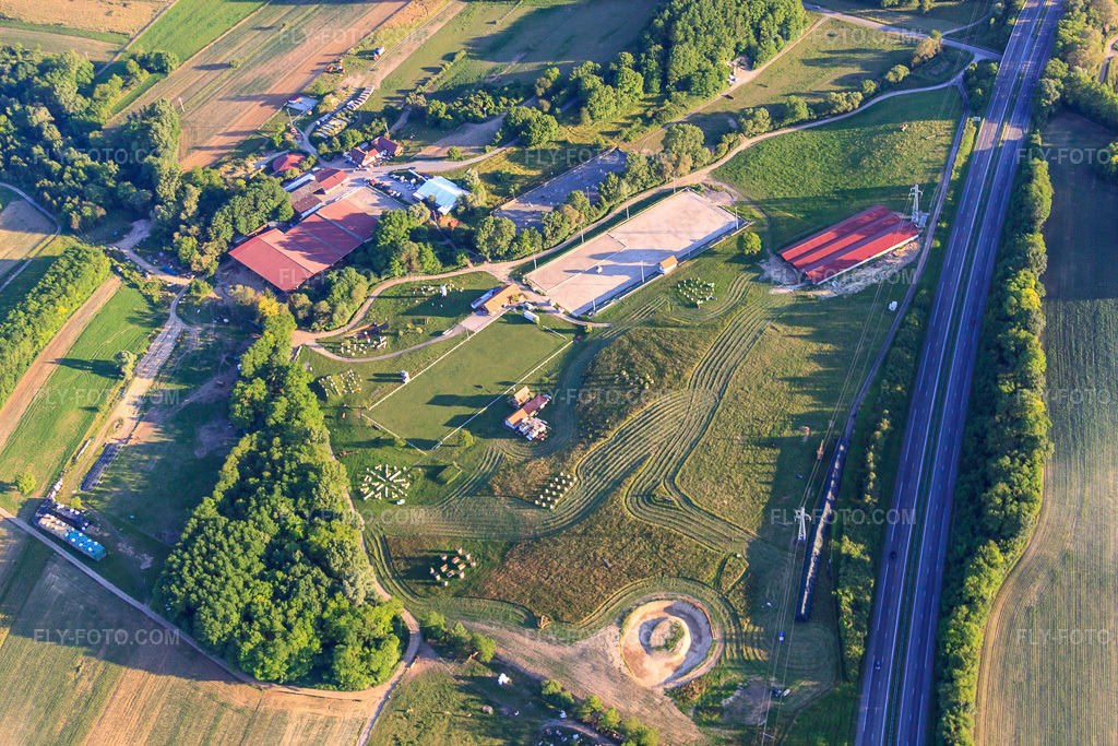 Aerial view: Haras De La Née in Mothern in the state Bas-Rhin, France. – Photo: IMG_66681.jpg taken on 06/05/2014 by Werner Riehm/FLY-FOTO.com – Resolution of the original: 4752 x 3168 px – Haras de la Nee équitation chevaux concours