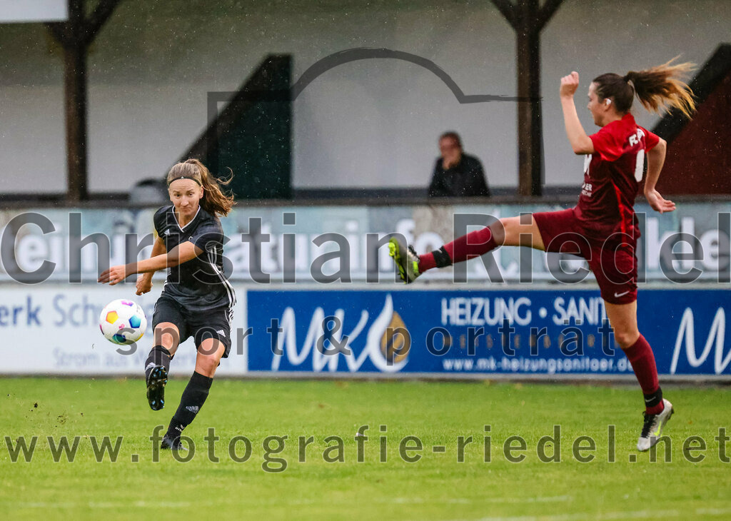 2023-10-14_058_FC_Schwaig_gegen_SV_Schechen | Oberding, Deutschland, 14.10.2023:
Fußball, Bezirksliga 2023 / 2024, 6. Spieltag, FC Schwaig gegen SV Schechen, Endergebnis: 4:3

Katharina Rachor (SV Schechen, #3), Nora Alisch (FC Schwaig, #4)

Foto: Christian Riedel / fotografie-riedel.net