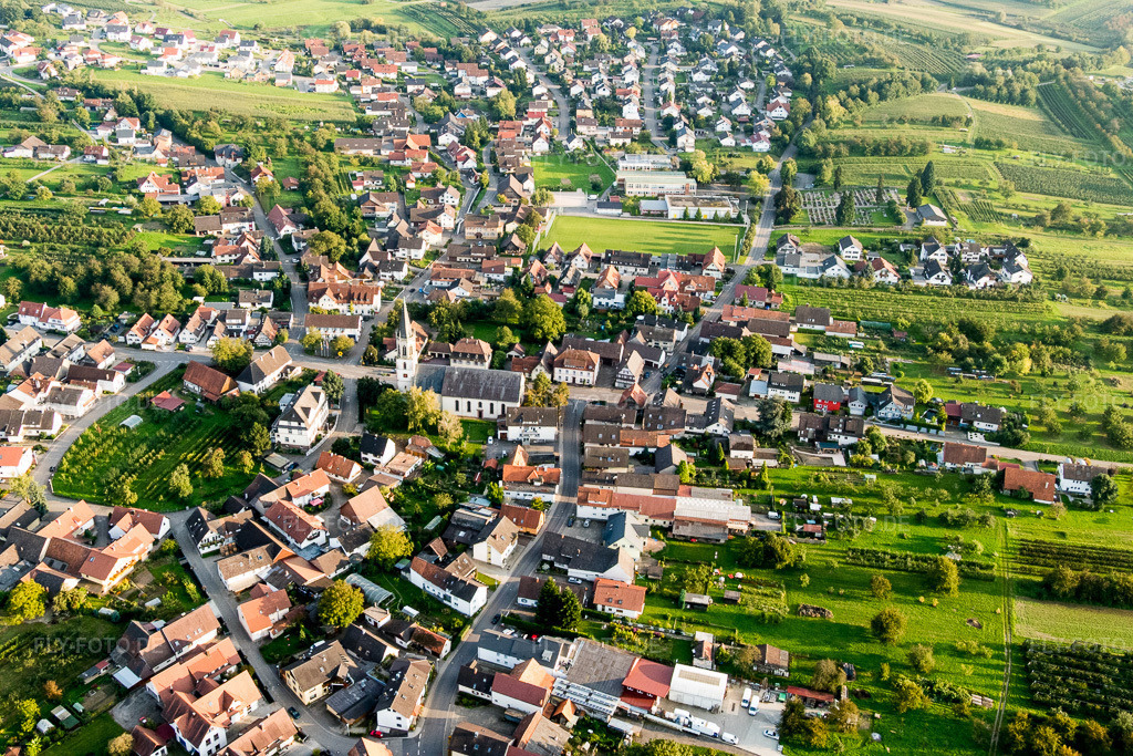 Luftbild: Dorfansicht im Ortsteil Nußbach in Oberkirch im Bundesland Baden-Württemberg in Deutschland. Foto: P1010193.jpg vom 15.09.2014 durch Werner Riehm/FLY-FOTO.de