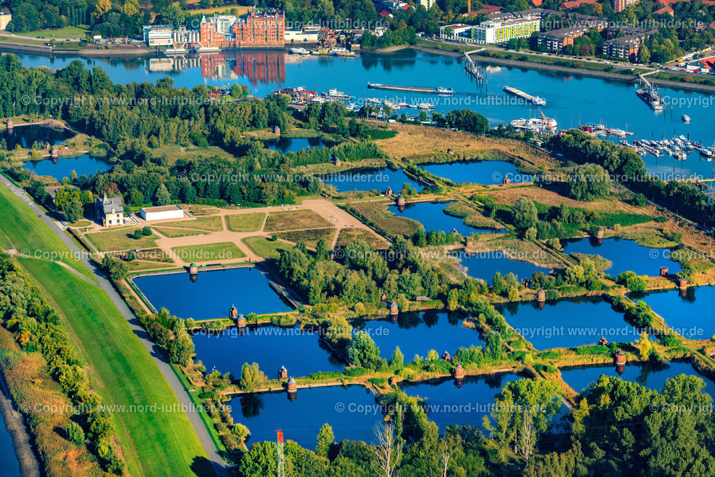 Hamburg_Kaltehofe_Elbinsel_ELS_1839220922 | HAMBURG 22.09.2022 Industrie- Denkmal der stillgelegten technischen Anlagen und Produktionshallen des Geländes der "Wasserkunst Elbinsel Kaltehofe" an derk Billwerder Bucht an der Straße Kaltehofe-Hauptdeich in Hamburg, Deutschland. Weiterführende Informationen bei: HPA Hamburg Port Authority,  Stiftung Wasserkunst Elbinsel Kaltehofe. // Industrial monument of the technical plants and production halls of the premises of "Wasserkunst Elbinsel Kaltehofe" at the barrage Billwerder Bucht on street Kaltehofe-Hauptdeich in Hamburg, Germany. Further information at: HPA Hamburg Port Authority,  Stiftung Wasserkunst Elbinsel Kaltehofe. Foto: Martin Elsen