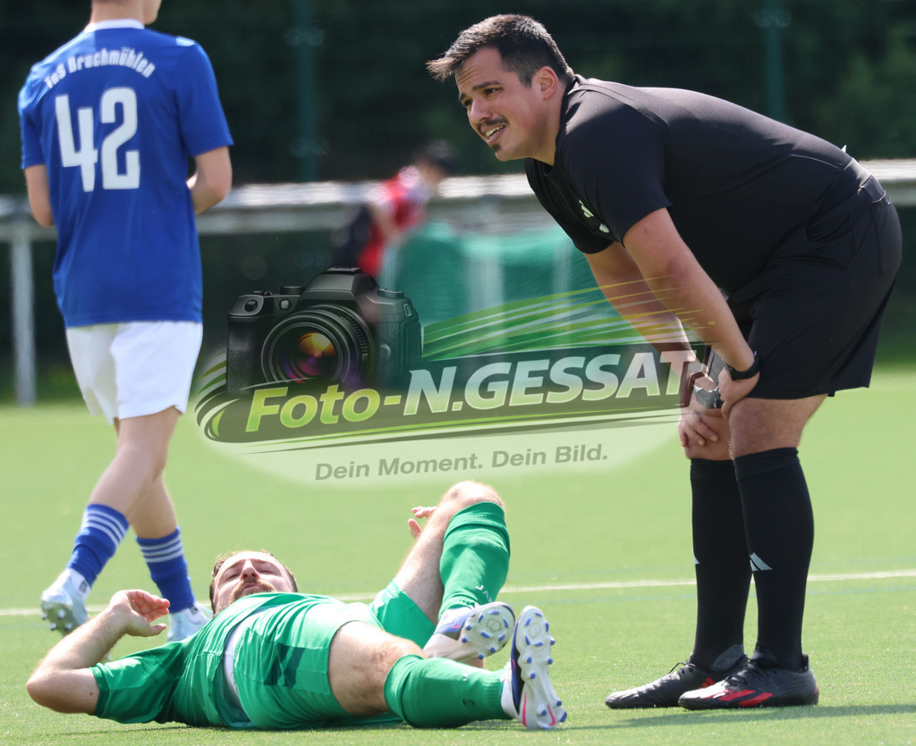 SC Enger - TuS Bruchmühlen | Auf dem Bild zu sehen: grün SC Enger: Alexander Tiefenbach ; Schiedsrichter: Ricardo Da Silva MendesSC Enger, TuS Bruchmühlen, Saison 25/26, Kreisliga A, Enger, Deutschland - Realisiert mit Pictrs.com