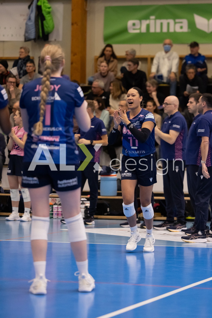 Volleyball I Frauen I Saison 2025-2026 I Volleyball NLA | Women I 1/2 Finals I  VC Kanti Schaffhausen - Sm'Aesch Pfeffingen I 18.03.2026 | 11 Mita Uiato (USA) (Sm'Aesch Pfeffingen) – Zuspiel - Realisiert mit Pictrs.com